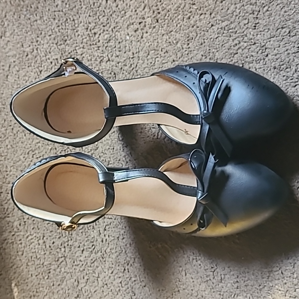 Cute Mary Jane heels.